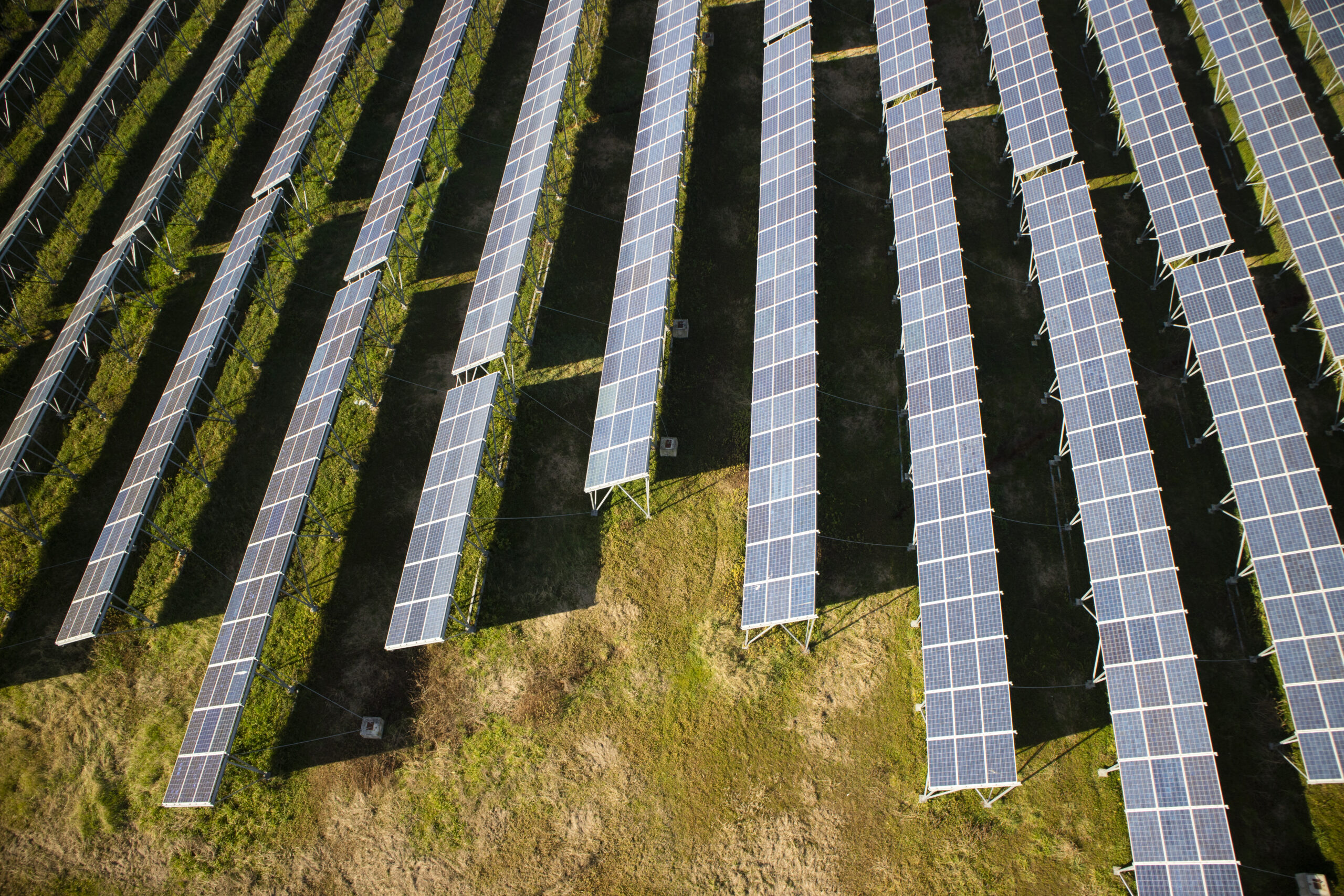 Eine Luftaufnahme von Sonnenkollektoren auf einem Feld.